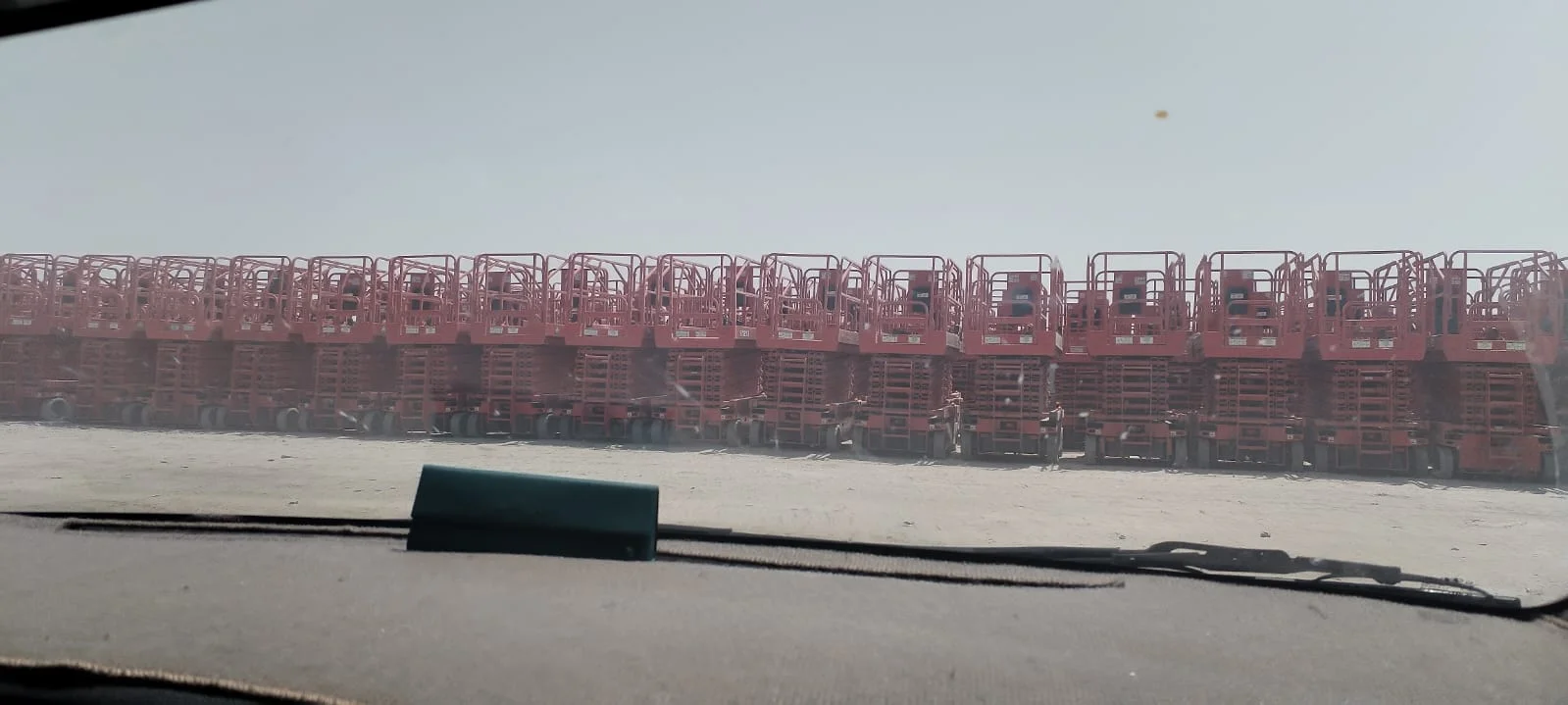 . *سيزرلفت Scissor Lift*    جميع الارتفاعات: 6م - 8م - 10م - 12م - 14م   كهرباء + ديزل للمواقع المغلقة والمفتوحة2. *مانلفت Manlift / بوم لفت*    جميع المقاسات: ذراع مفصلي + تلسكوبي   ارتفاعات من 12م حتى 45م
