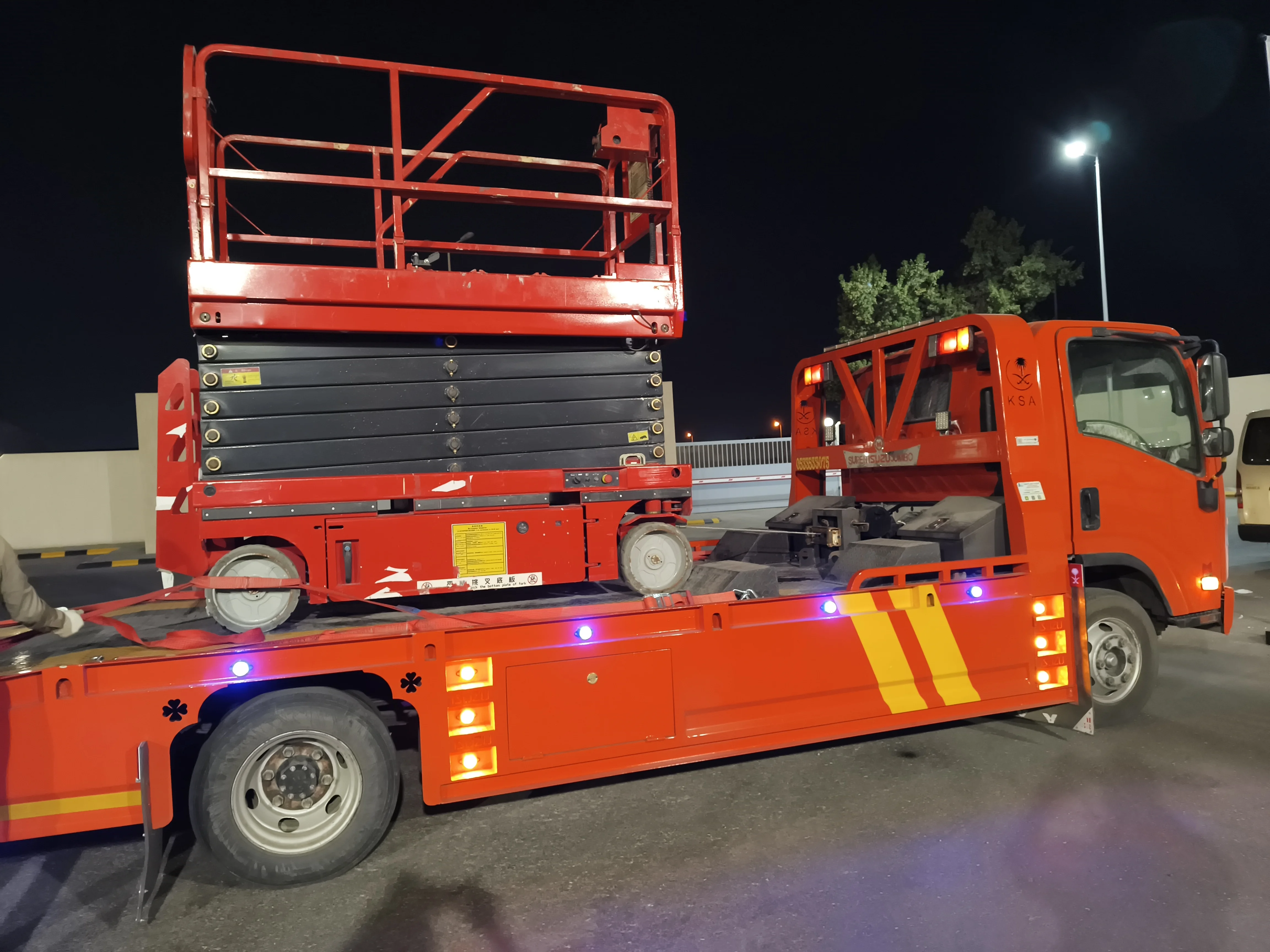 سيزرلفت رافعة مقصية رافعات عمال مان لفت تاورلايت للايجار