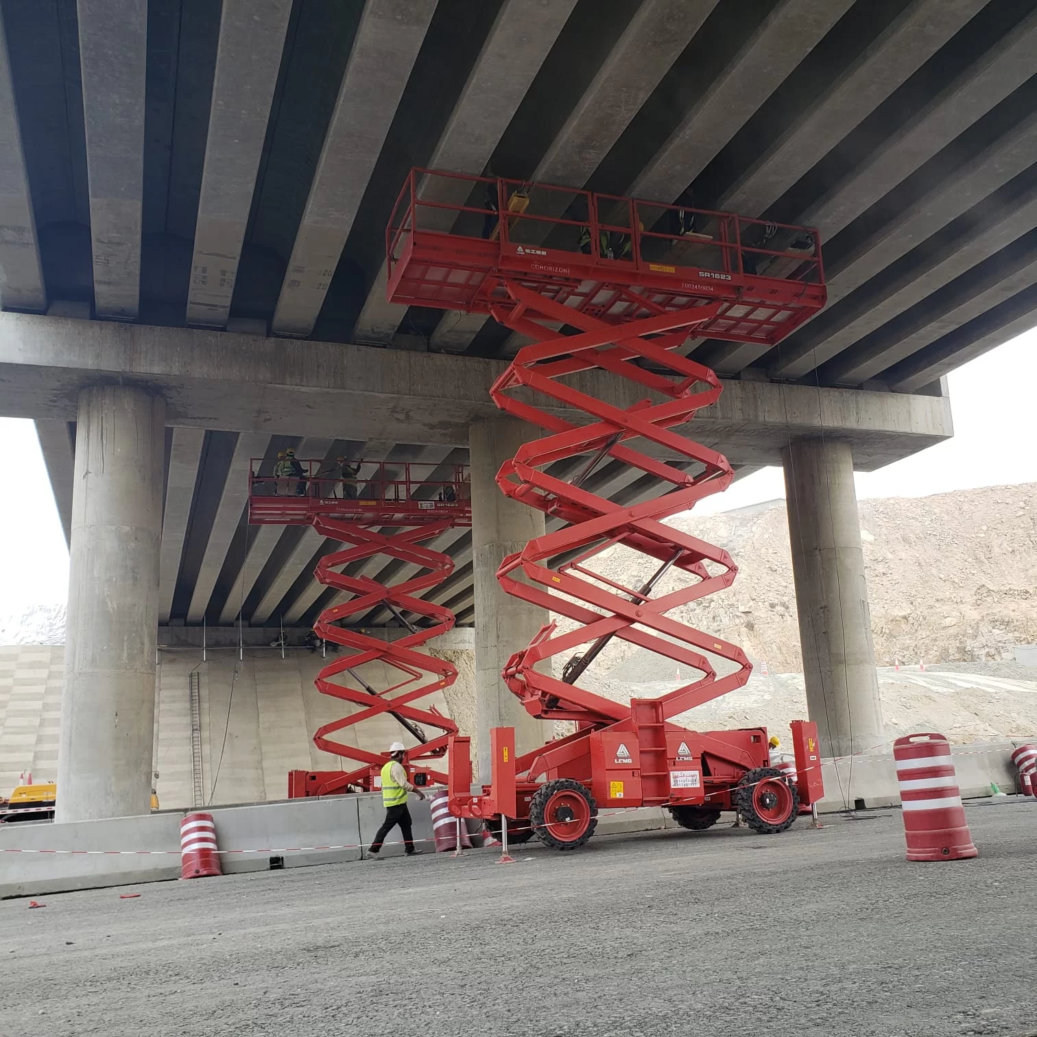 مان لفت، سيزر لفت، رافعات شوكيه وكرينات وجي سي بي وبوم تراك للايجار