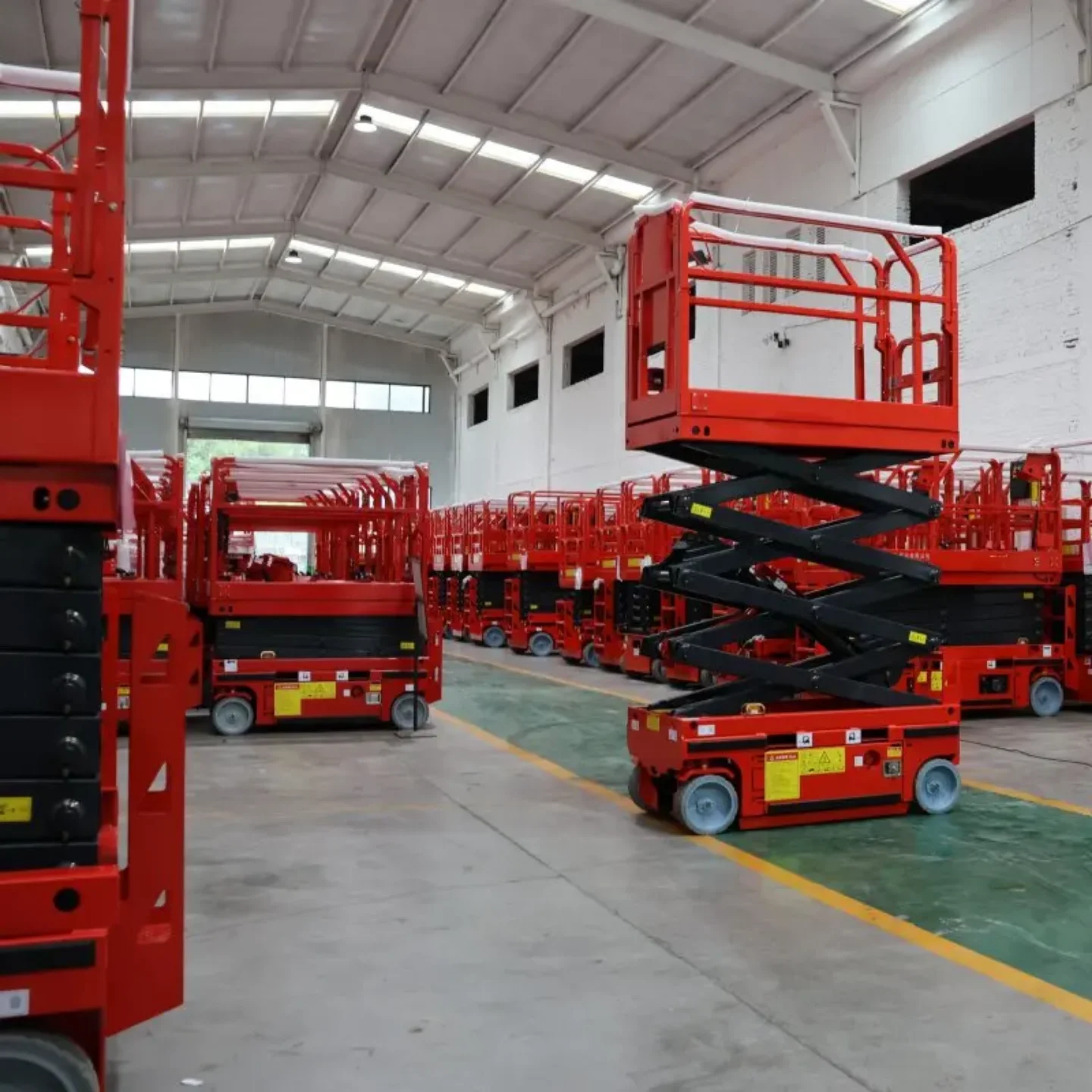 Scissor Lift Rental Saudi Arabia | Electric & Diesel Scissor Lifts | Rawafi Nama
