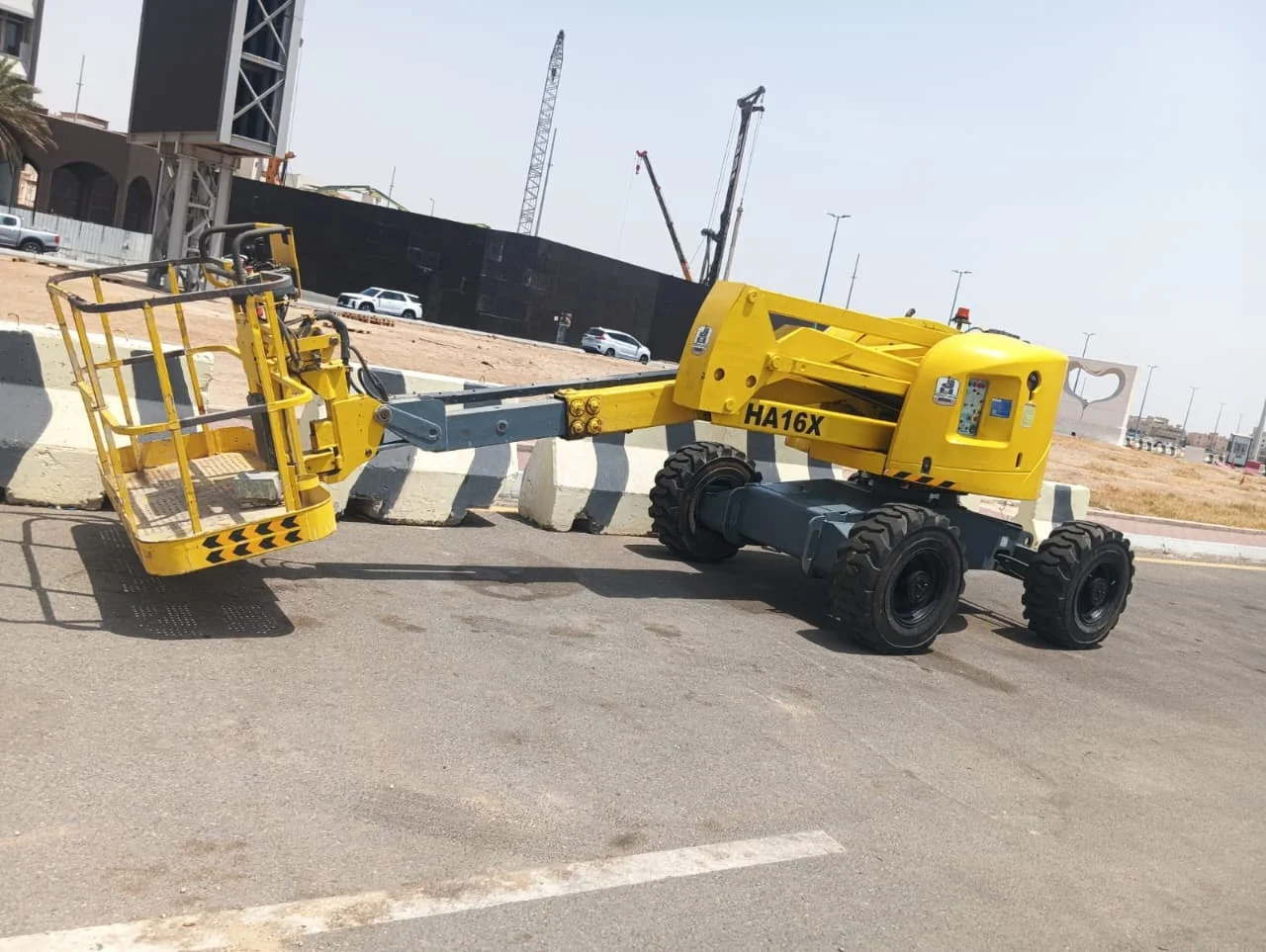 سيزرلفت ومان لفت ورافعات شوكيه وجي سي بي وبوم تراك تيليسكوبية وارتيكليتد متوفرة للايجار اليومي والشهري والسنوي
