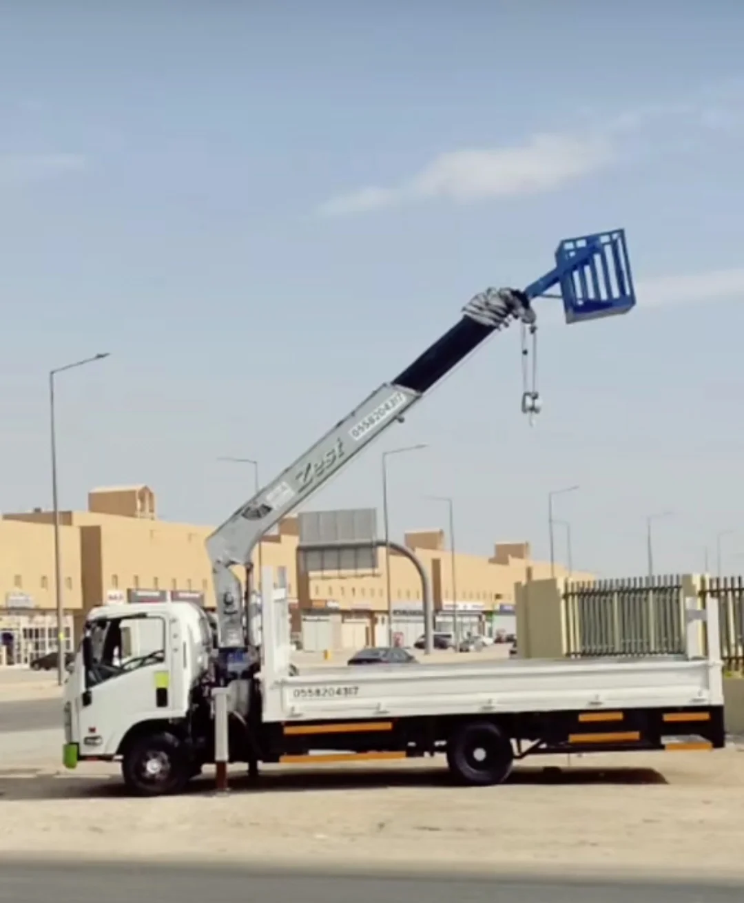 بوم تراك 3طن للايجار في الرياض ✓ تأجير سطحة ونش كرين رفع من 3طن الى18طن | Boom truck rentals in Riyadh, available for daily, weekly, and monthly rentals.