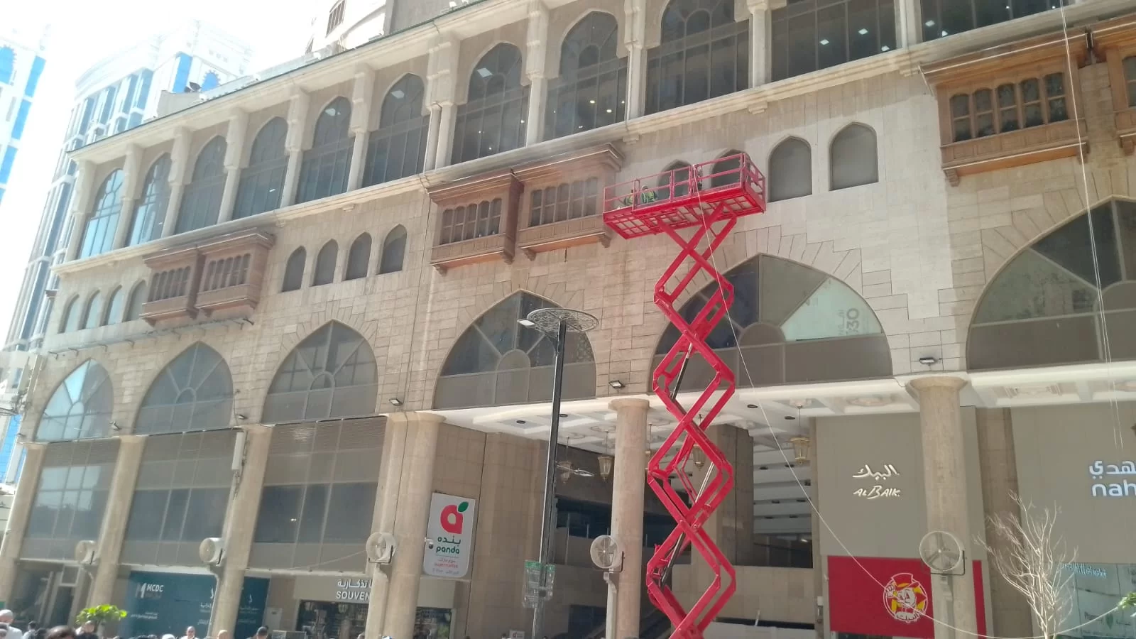 سيزرلفت ومان لفت ورافعات شوكيه وتيليهندلر جي سي بي متوفرة للايجار