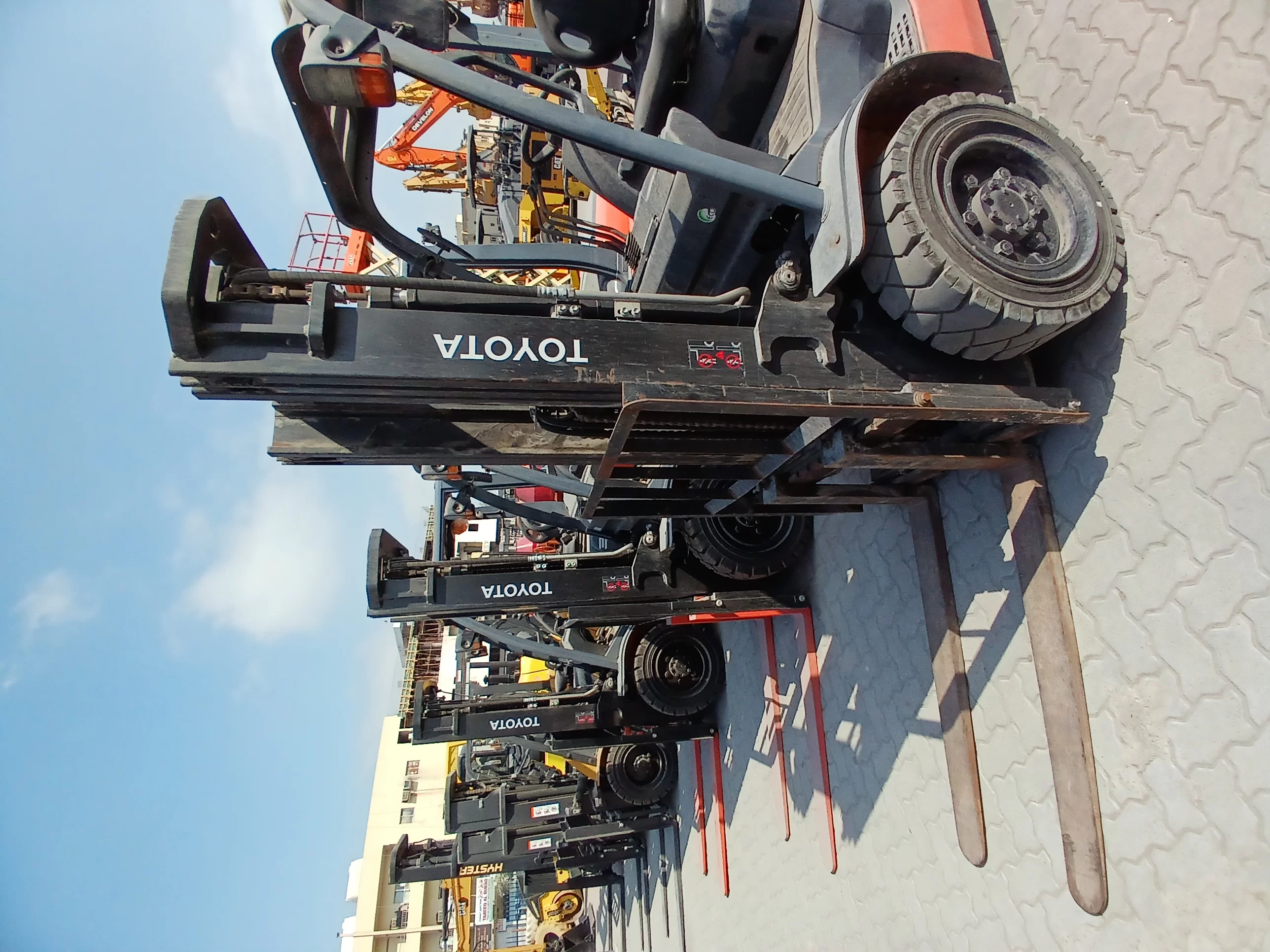 - فوركلفت للإيجار في الرياض الدمام - اسعار تنافسية - شركة تاج المملكة