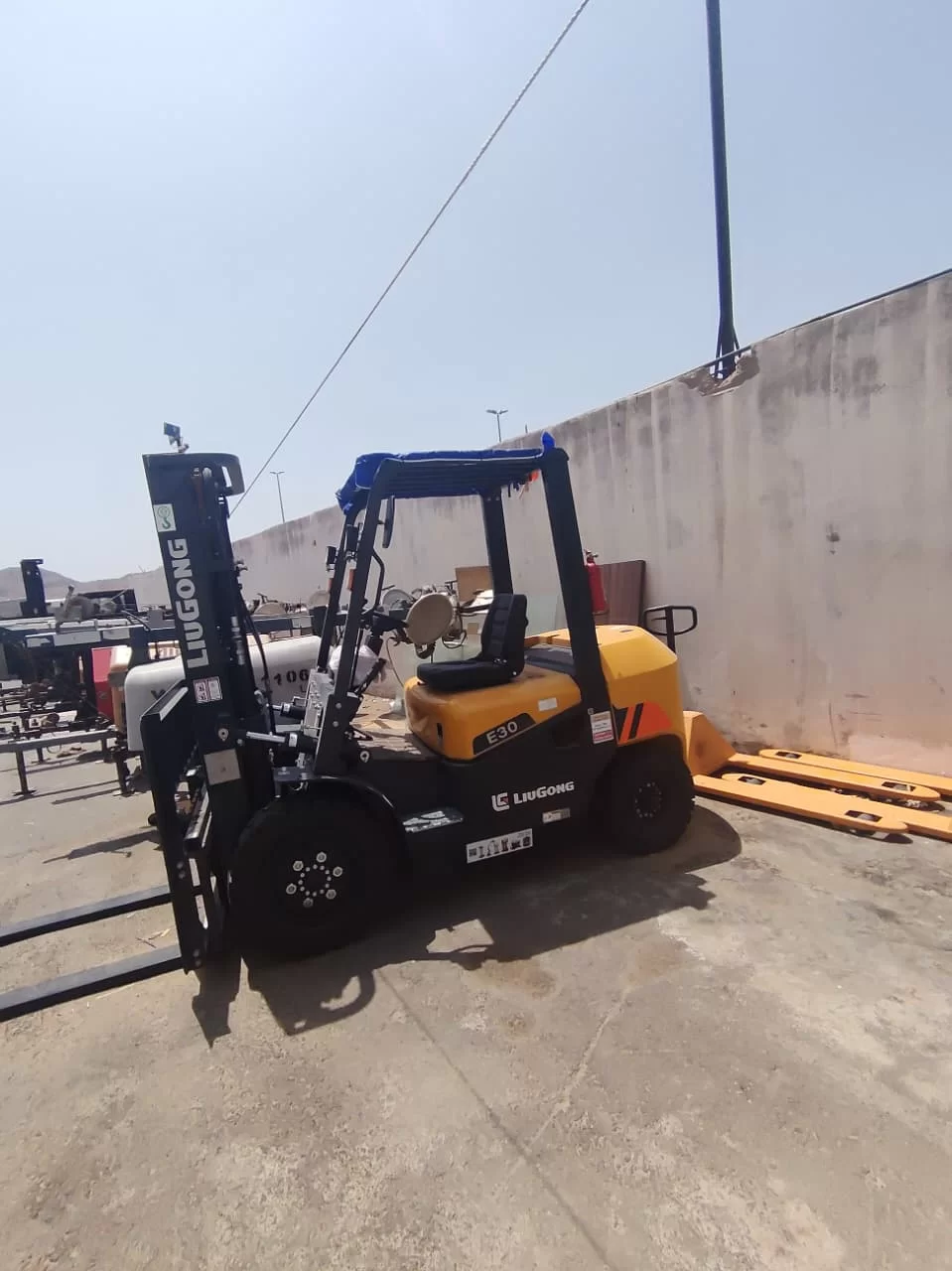 Manlifts, scissor lifts, forklifts, cranes, jcb telehandler and bocat for rental