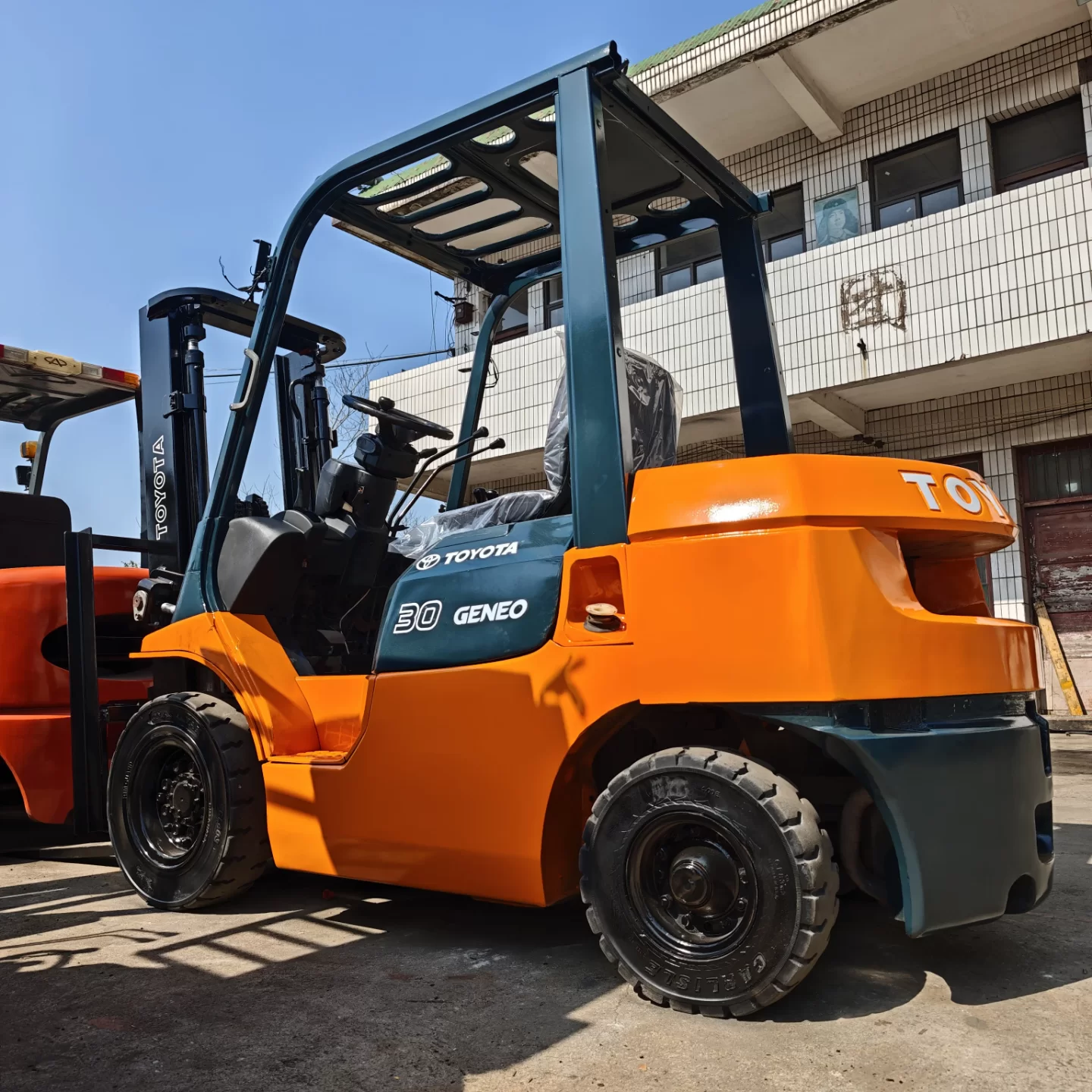 Electric Scissor Lift Rental in Dammam ⚡ Modern & Safe Aerial Lifts Available 24/7 | Daily • Monthly • Yearly Rental 2026